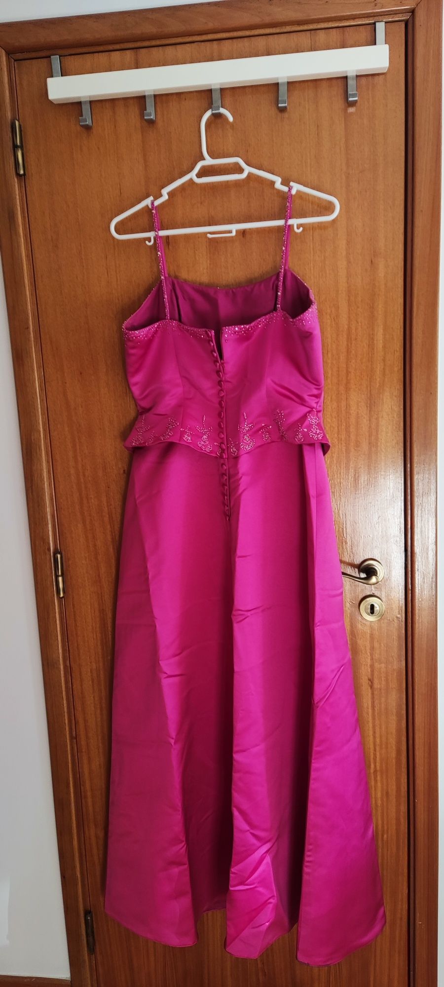 Vestido de cerimónia de alças, comprido e rosa com aplicos