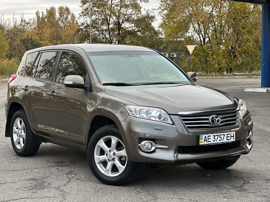 Продам Toyota RAV4 2011 год