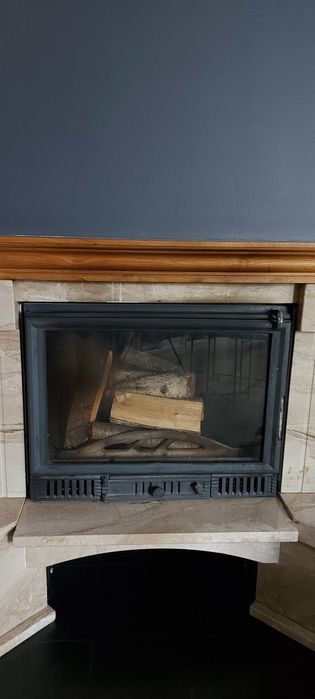 Kompletny kominek z płaszczem wodnym i zabudową z kamienia