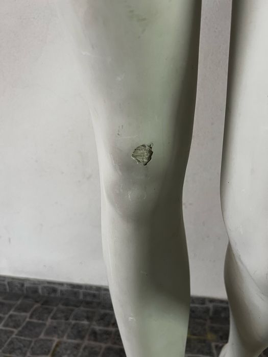 Manequins de gesso cinza claro