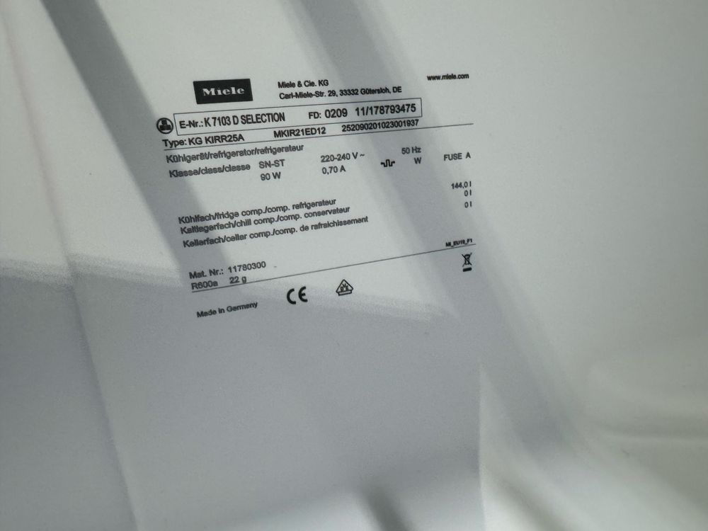 Малий вбудований холодильник Miele K 7103 D (втраиваемый)