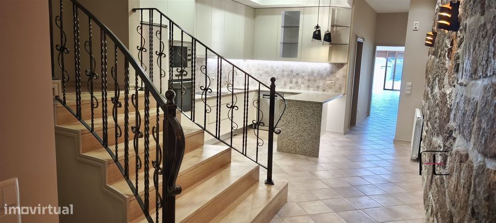 Moradia V2 Renovada com Jardim e Garagem Fechada em Coimbrões – Vila N