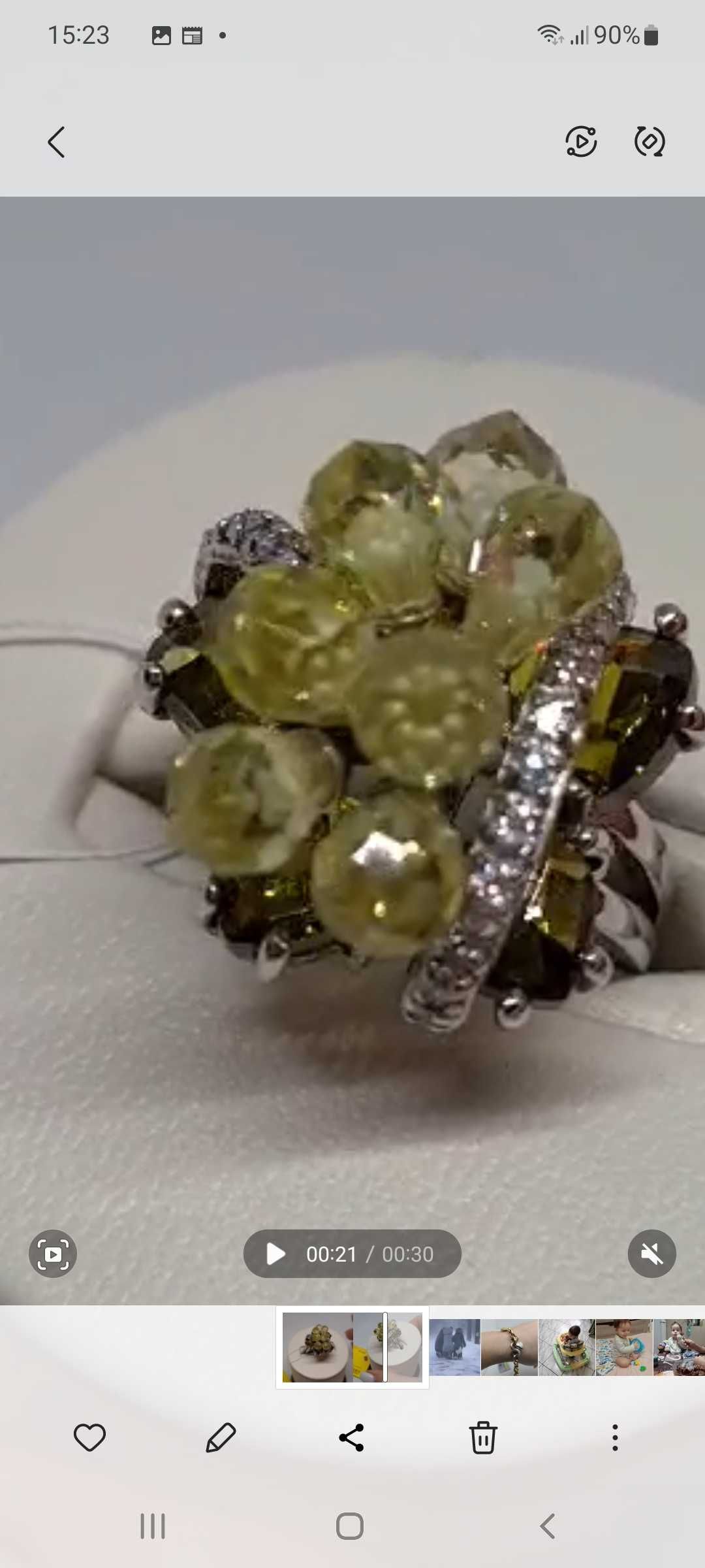 Серебряное кольцо с зелеными камнями ,14.84грамма.