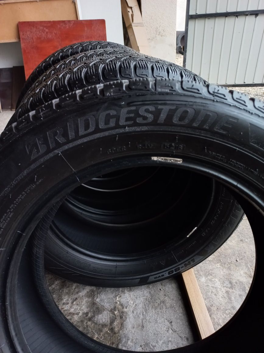 Opony zimowe Bridgestone 215 60 ,17 bieżnik 5-6 mm 4 szt