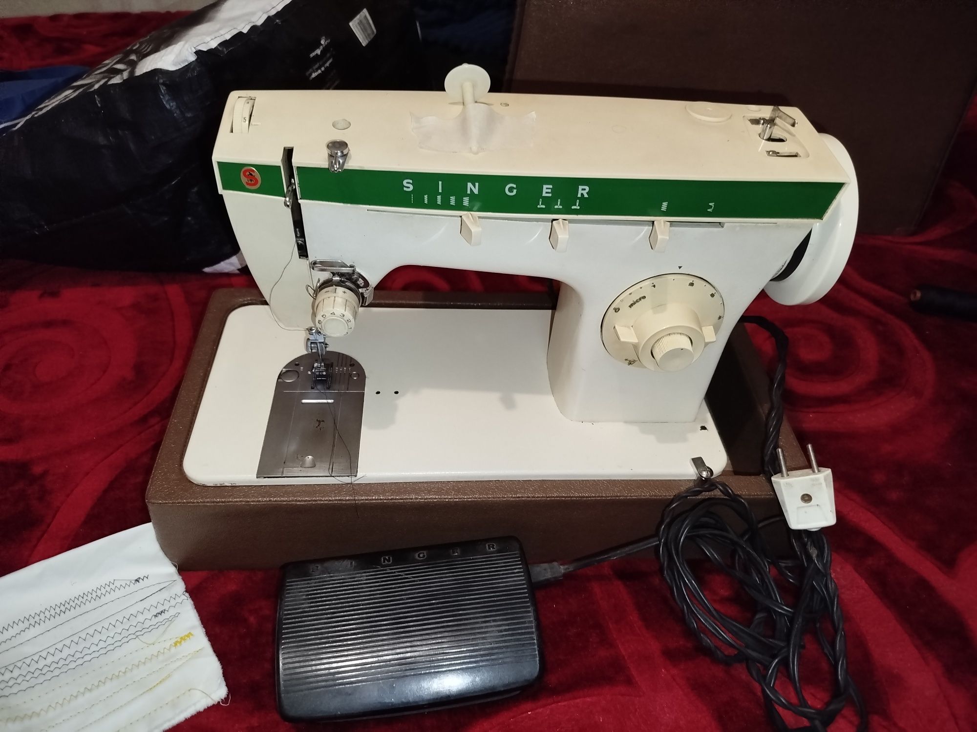 Máquina de costura Singer com mala de transporte