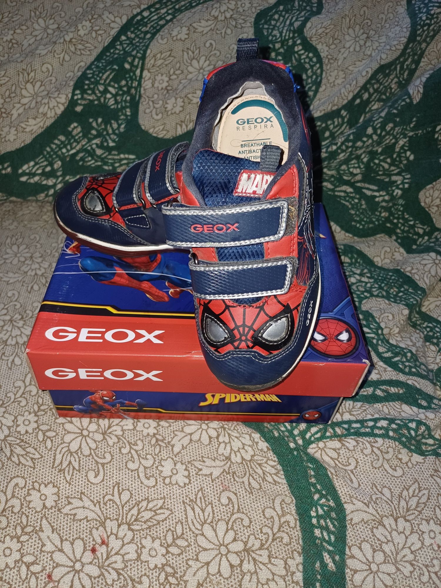 Sapatilhas 27 GEOX homem aranha luz na sola