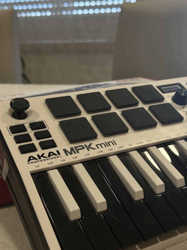 AKAI MPK Mini - Edição Especial Branca