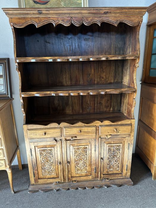 Stary zabytkowy kredens w stylu rustykalnym