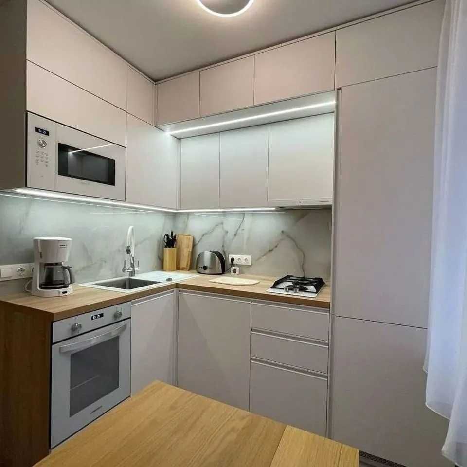 Компактна кутова кухня під стелю. Кухонні меблі за ціною виробника
