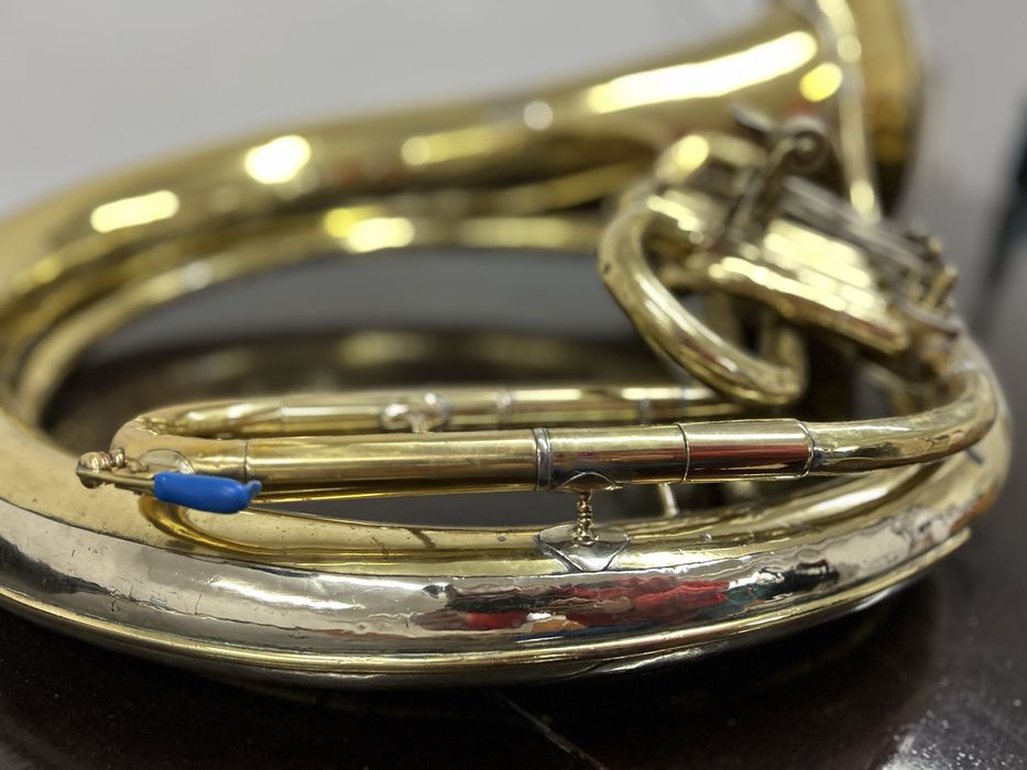 Helikon tuba w stroju Es