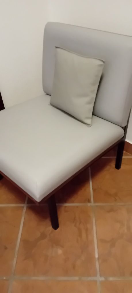 Poltrona baixinha de pedicure