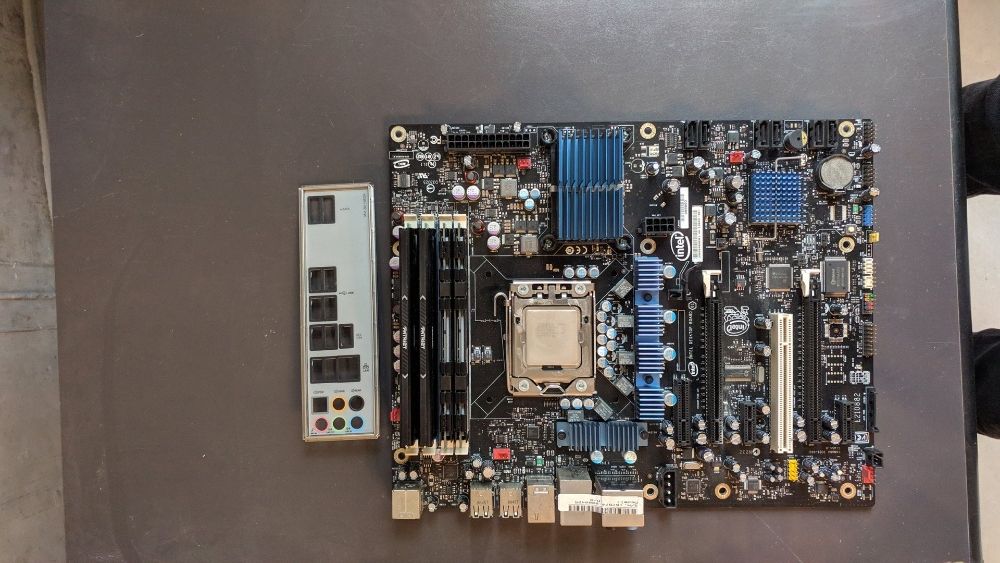 x5670 6 ядер 12 потоків 2,9 MHz Turbo Boost до 3,3 MHz/16 DDR3 RAM