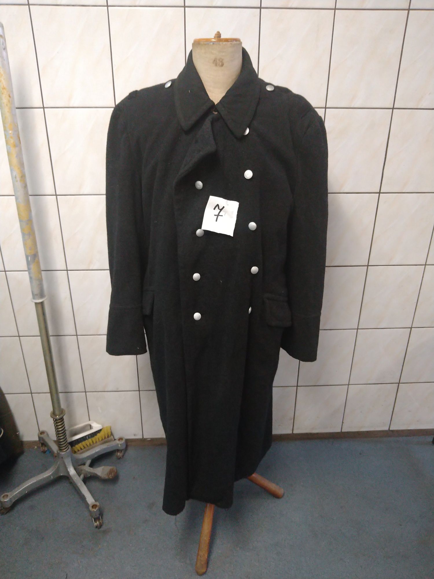 Czarny płaszcz niemiecki