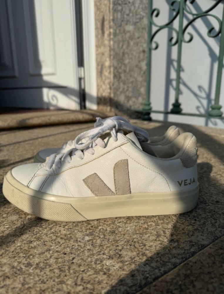 Sapatilhas Veja brancas/bege