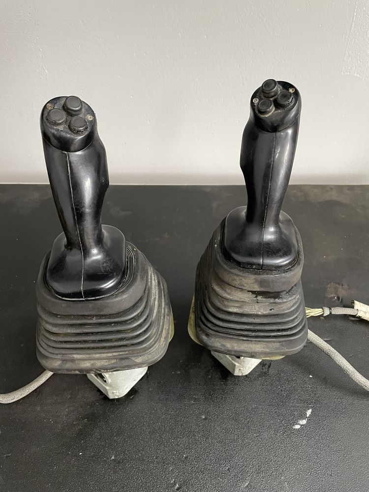 Liebherr joysticki do koparki liebherr r914C komplet