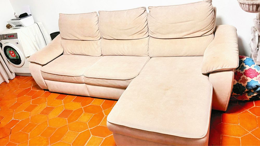 Sofá-cama confortável em bom estado