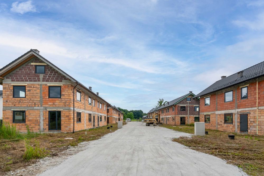 Domy przy lesie w Wilkszynie na granicy Wrocławia