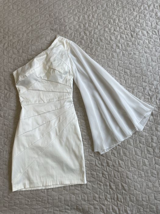 Біла сукня вечірня