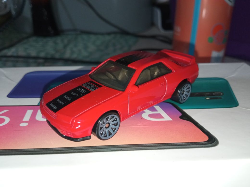 Nissan Skyline GT-R R32 hot wheels czerwony