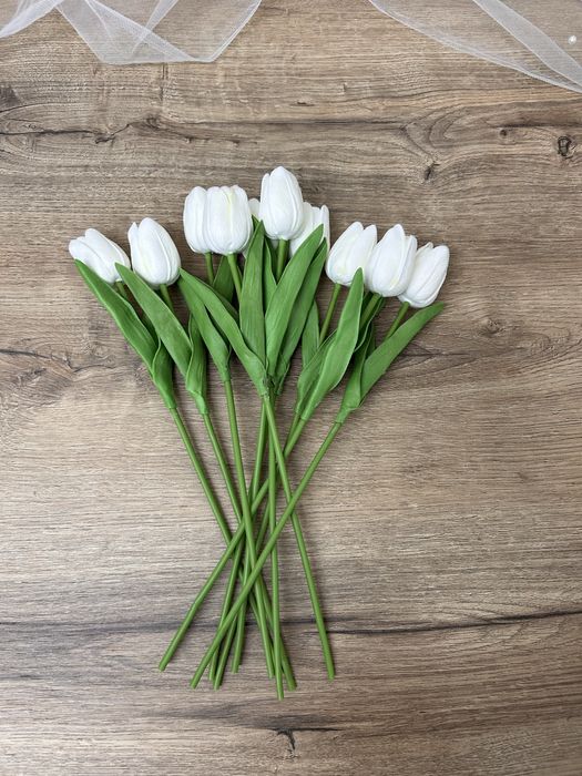 Białe sztuczne tulipany w dotyku jak żywe
