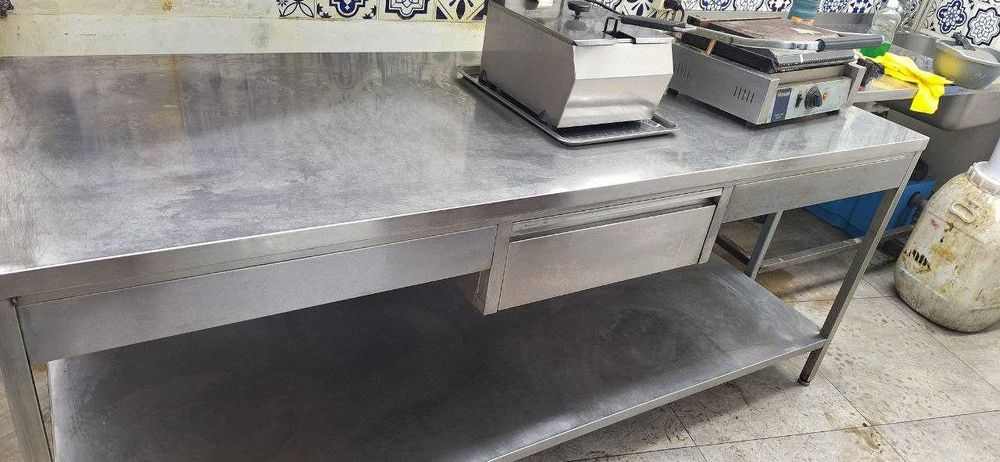 Потужний стіл-гігант з нержавійки для вашого бізнесу