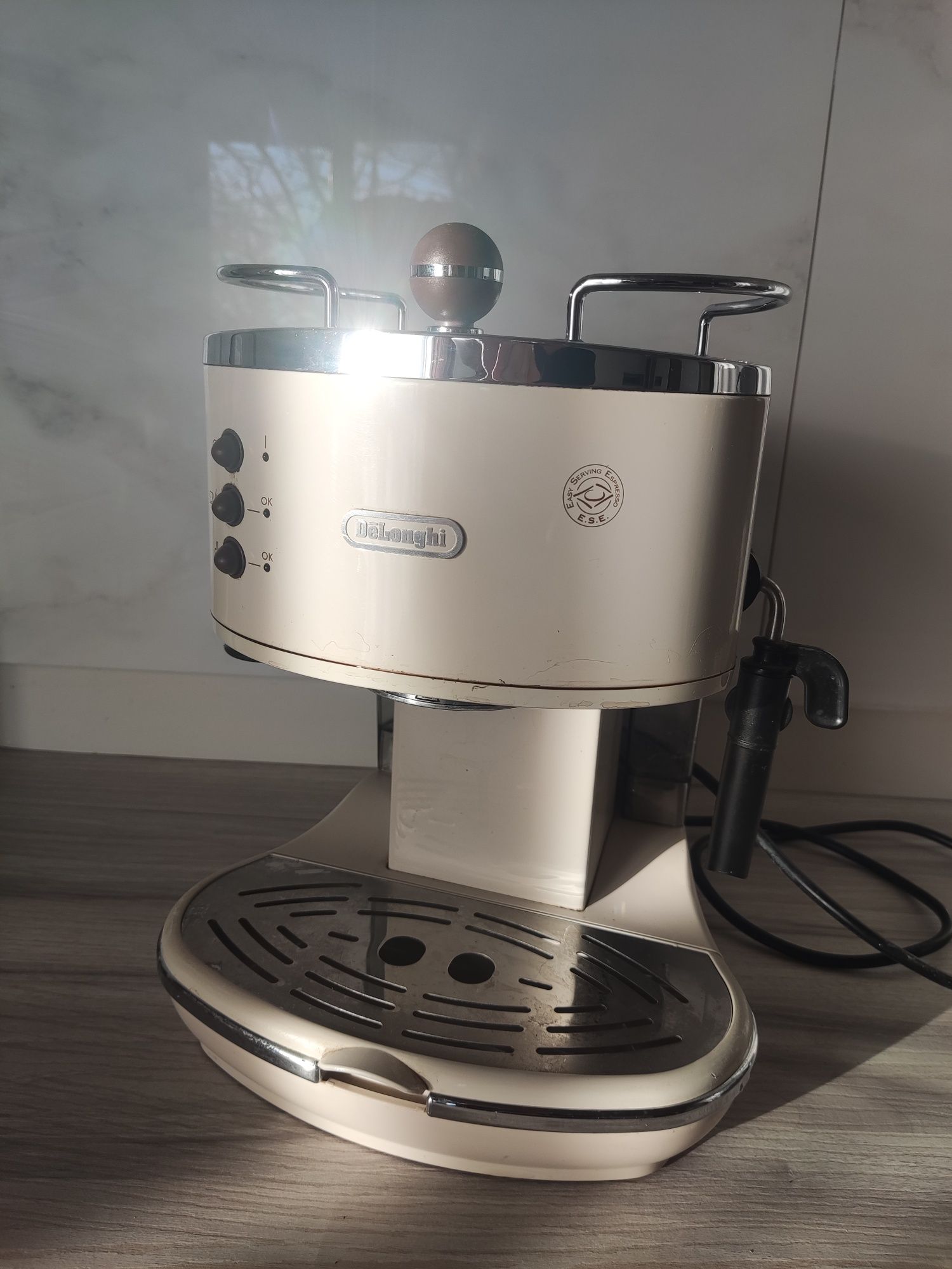Рожковая кофемашина Delonghi Icona