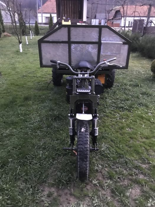 Грузовий трицикл, не трактор