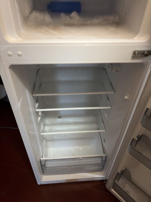 Refeigerador Select com algumas marcas deu so mas totalmente fincional