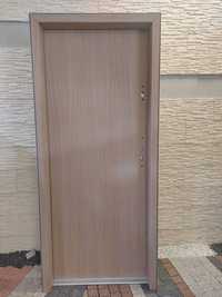 Drzwi wejściowe wewnątrzklatkowe drewniane.
