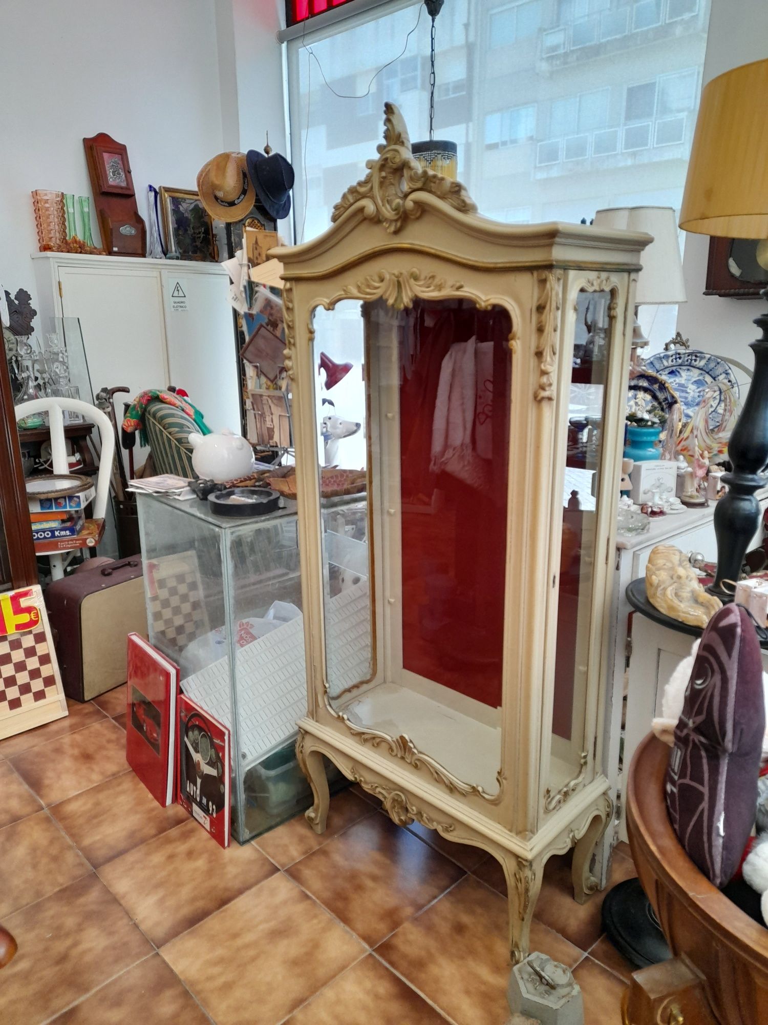 Vitrine Antiga de Chão com pernas Lacada prateleiras de vidro-  1,55cm