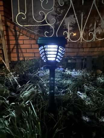 Lampa solarna owadobójcza