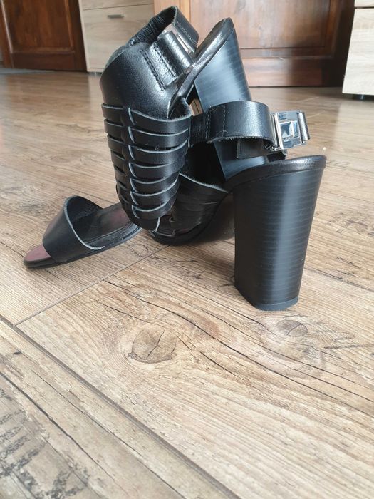 Czarne buty na obcasie/sandały Mohito