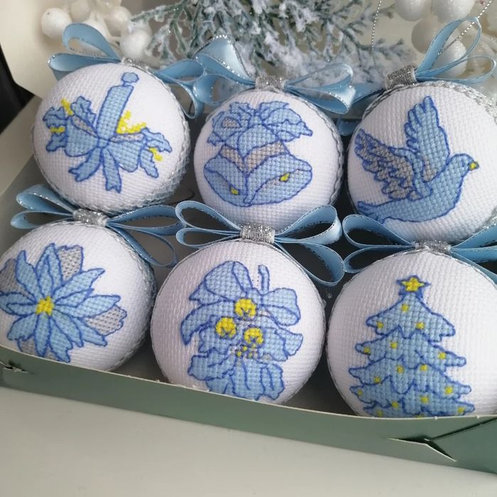 Новорічні іграшки вишиті хрестиком.