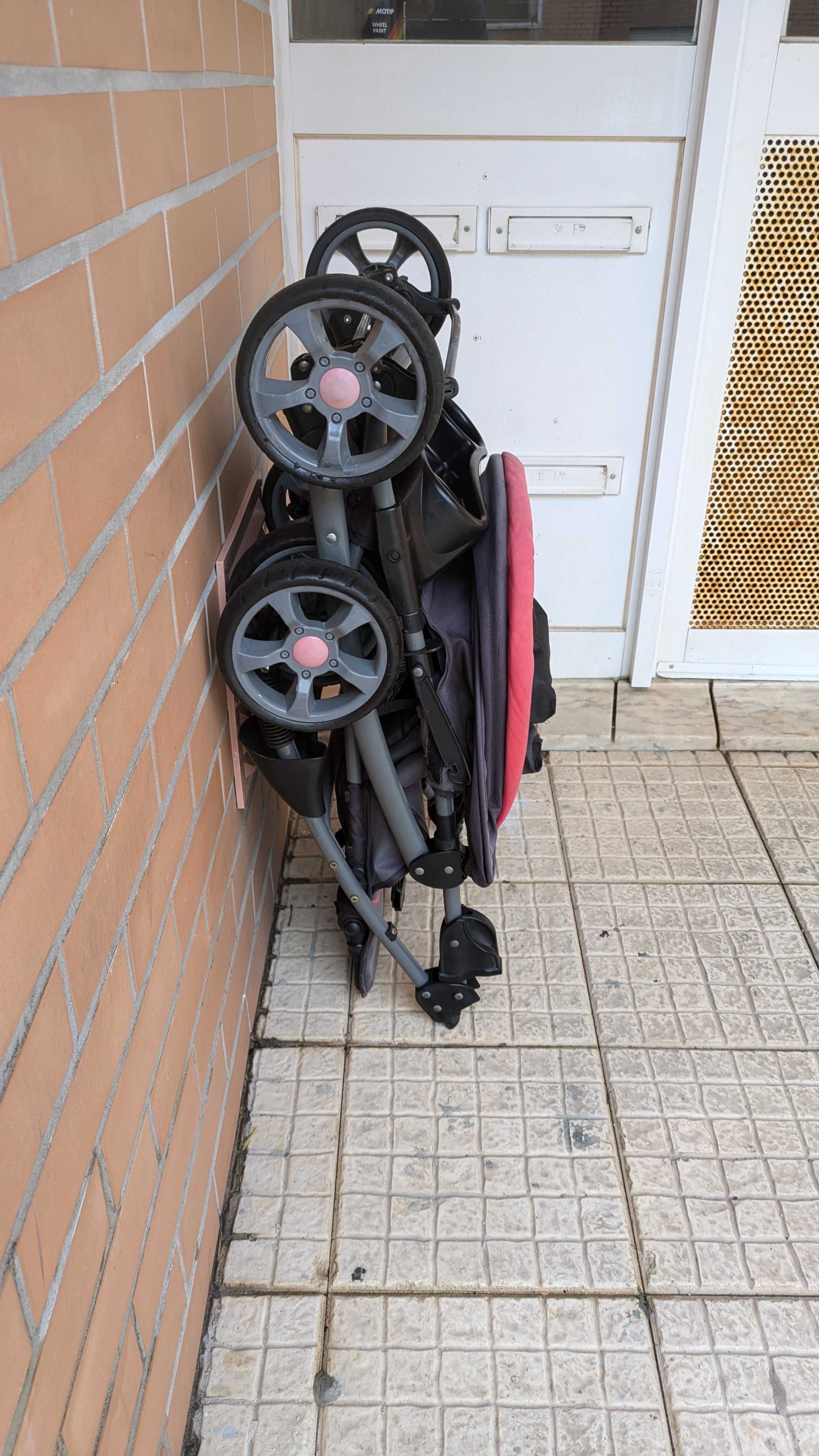 vendo  2 mochilas de rapaz ) + ( 2 carrinhos de bebé