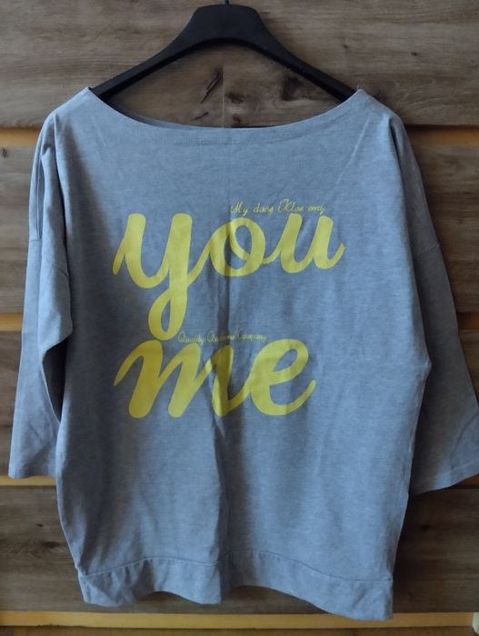 Szara bluzka z żółtym napisem