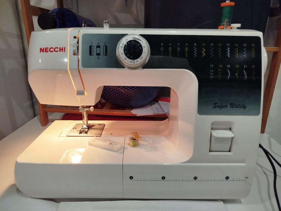 Máquina de costura necchi