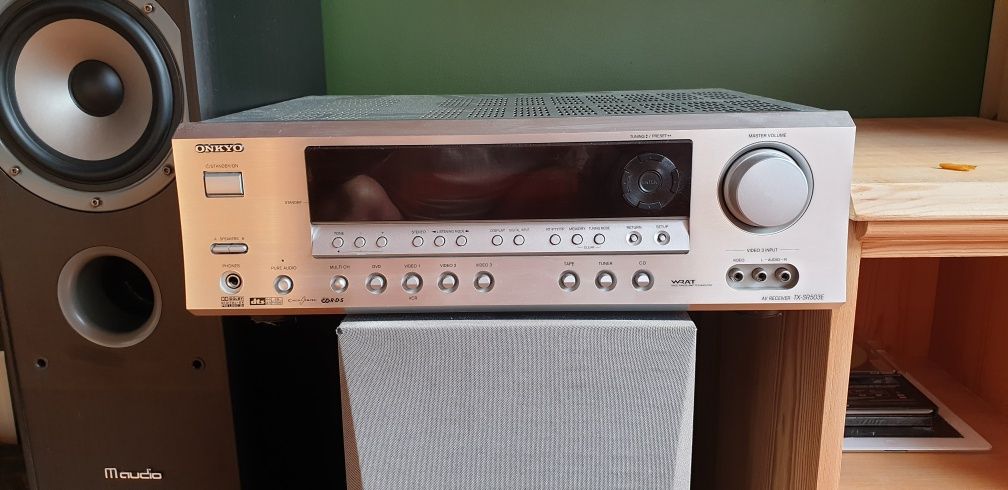 Amplituner Onkyo 7.1 + sundbar i subwoofer