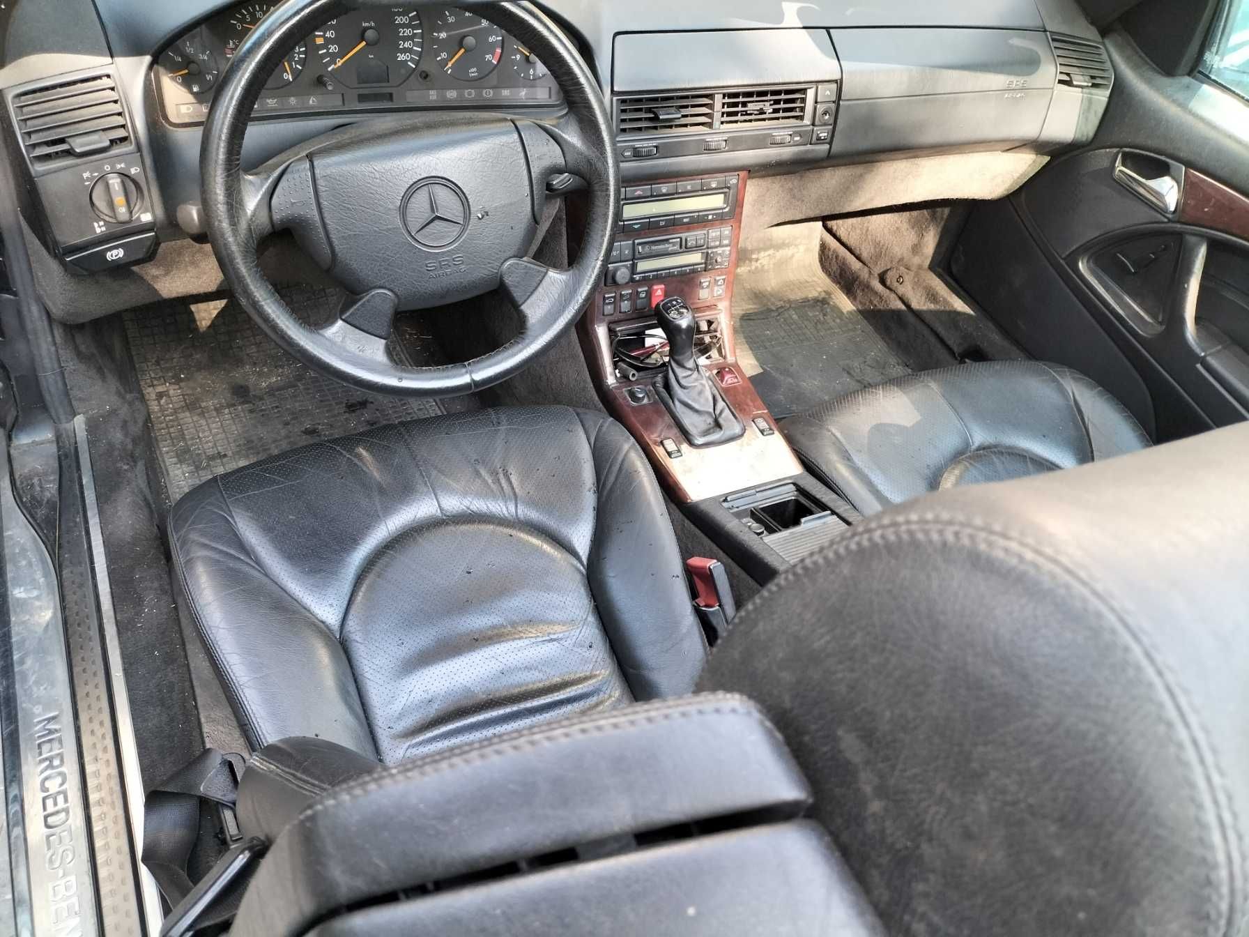 Mercedes SL 280 descapotável.