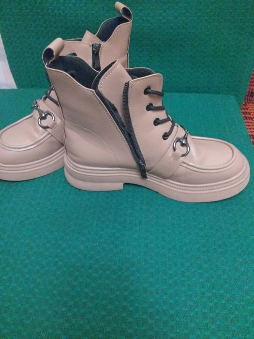 Світло-бежеві ботінки.