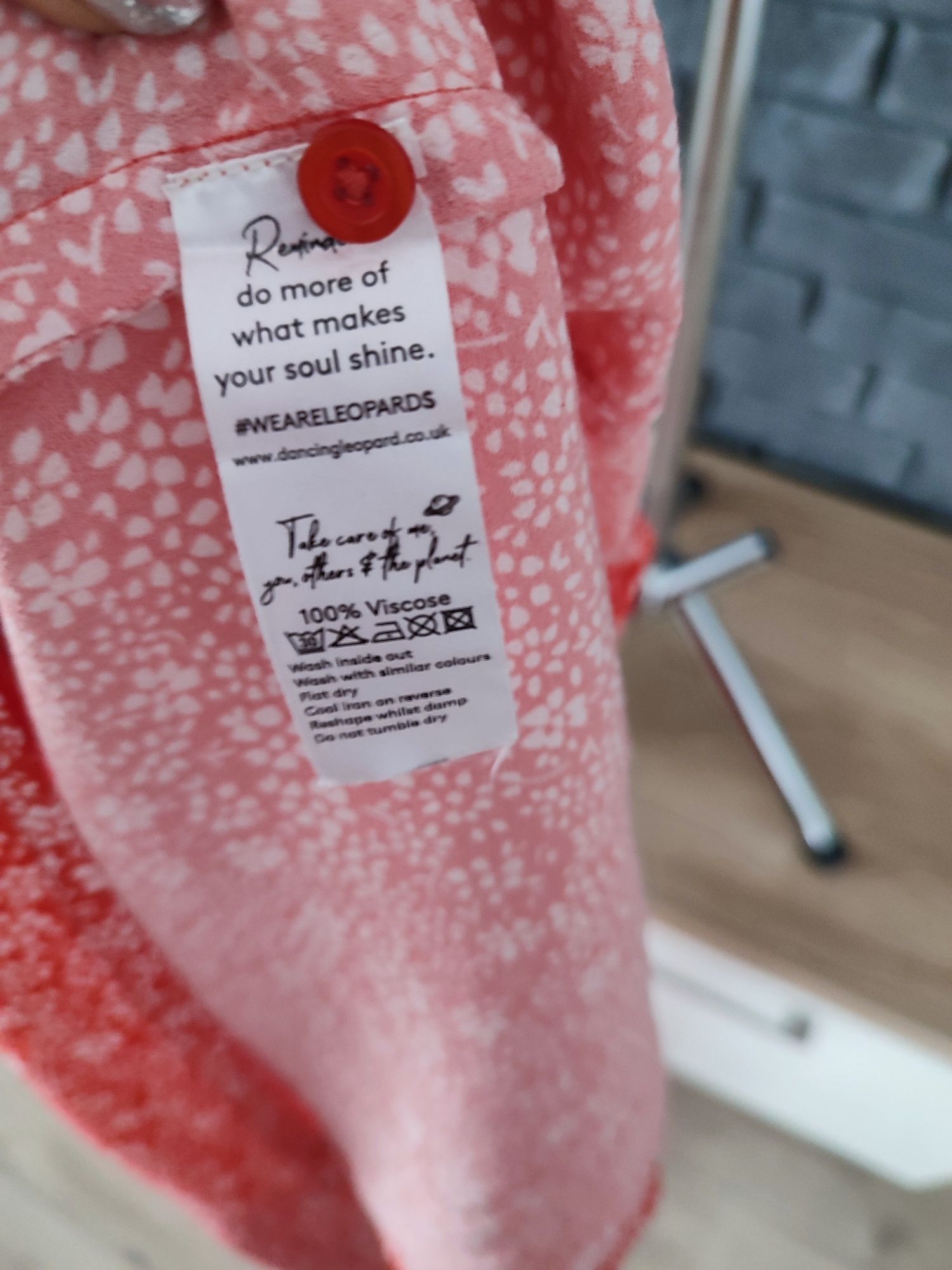 Długa sukienka w kwiaty wycięte plecy dekolt elastyczna stylowa odkryt