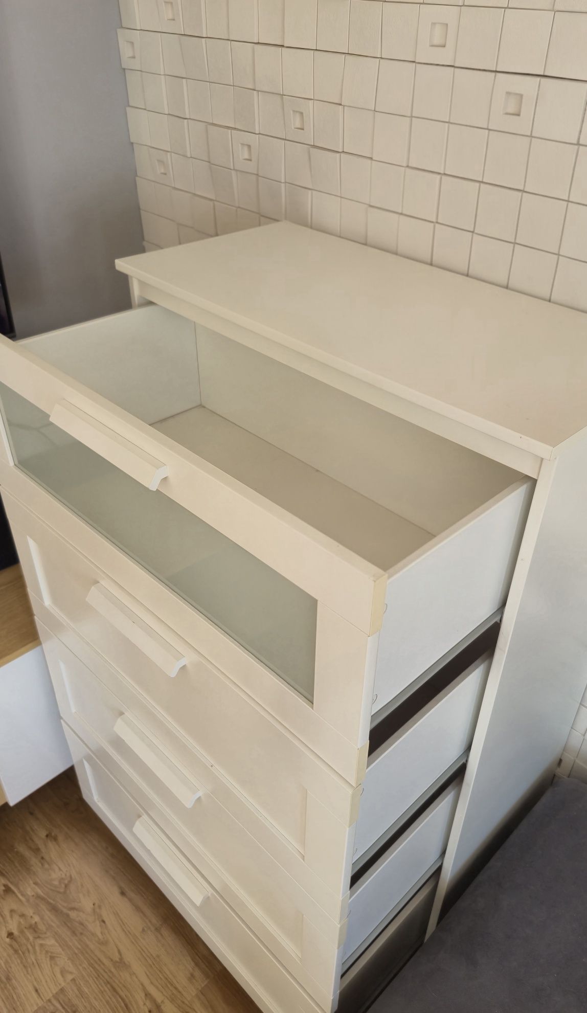 Komoda biała z szufladami i witrynką IKEA