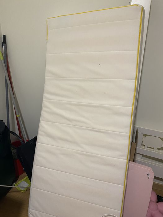 Cama KRITTER e mesa, cadeira e banco MAMMUT rosa