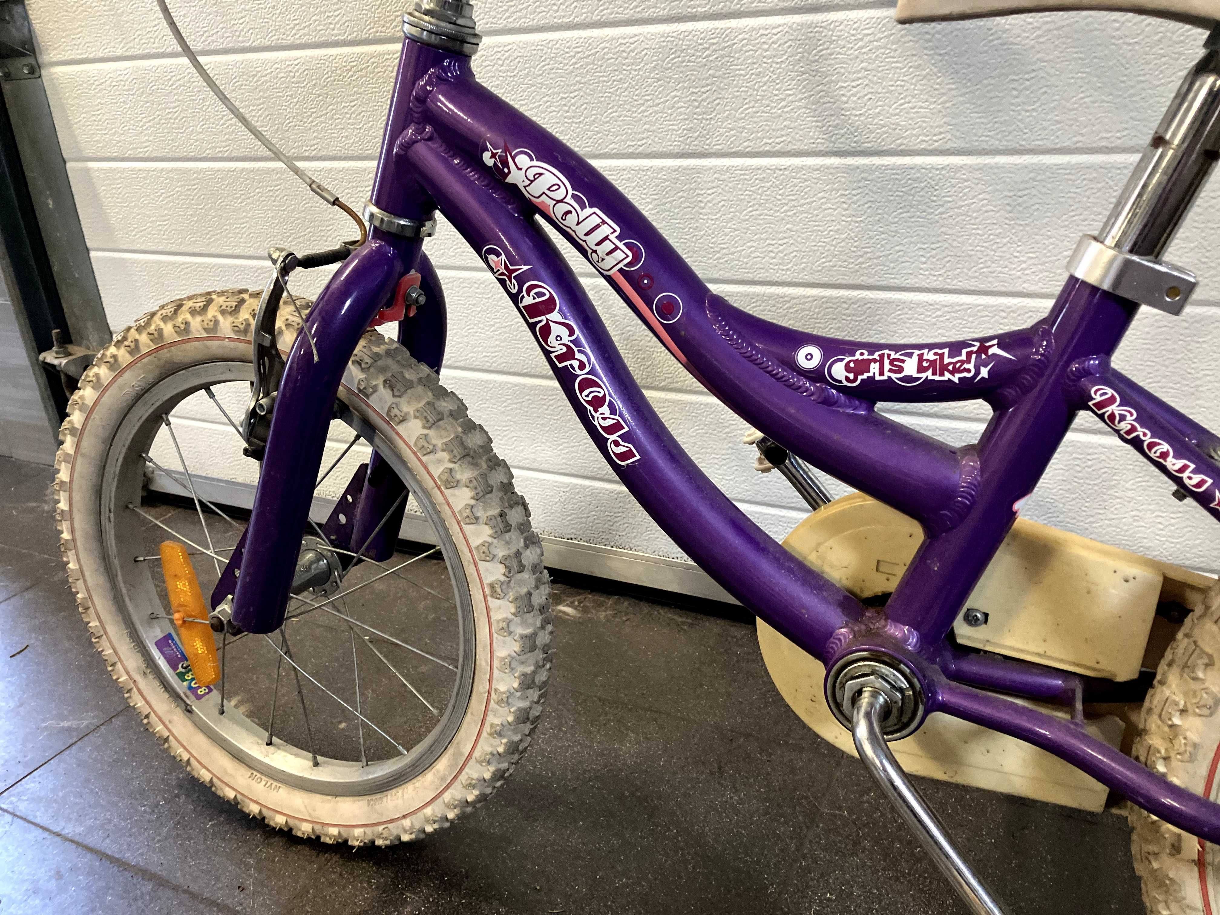 Fioletowy rowerek dla dziewczynki