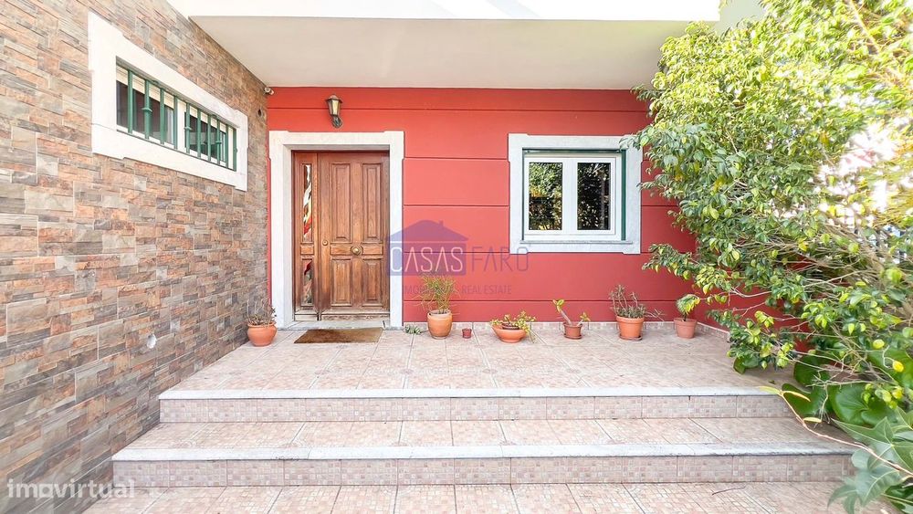 Moradia T5 em Urbanização no centro da cidade de Olhão