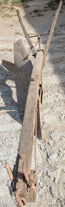 Arado Agrícola Antigo em Ótimo Estado de Conservação