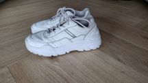 Białe sneakersy na wyższej podeszwie rozm. 35 (wkładka 22 cm)