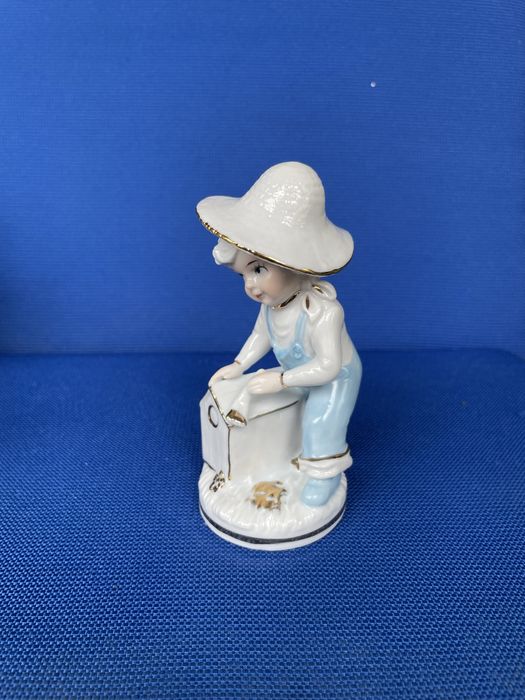 Figurka porcelanowa chłopiec w niebieskich spodniach