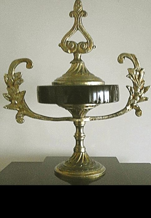 Fantástico e antigo relógio de lareira