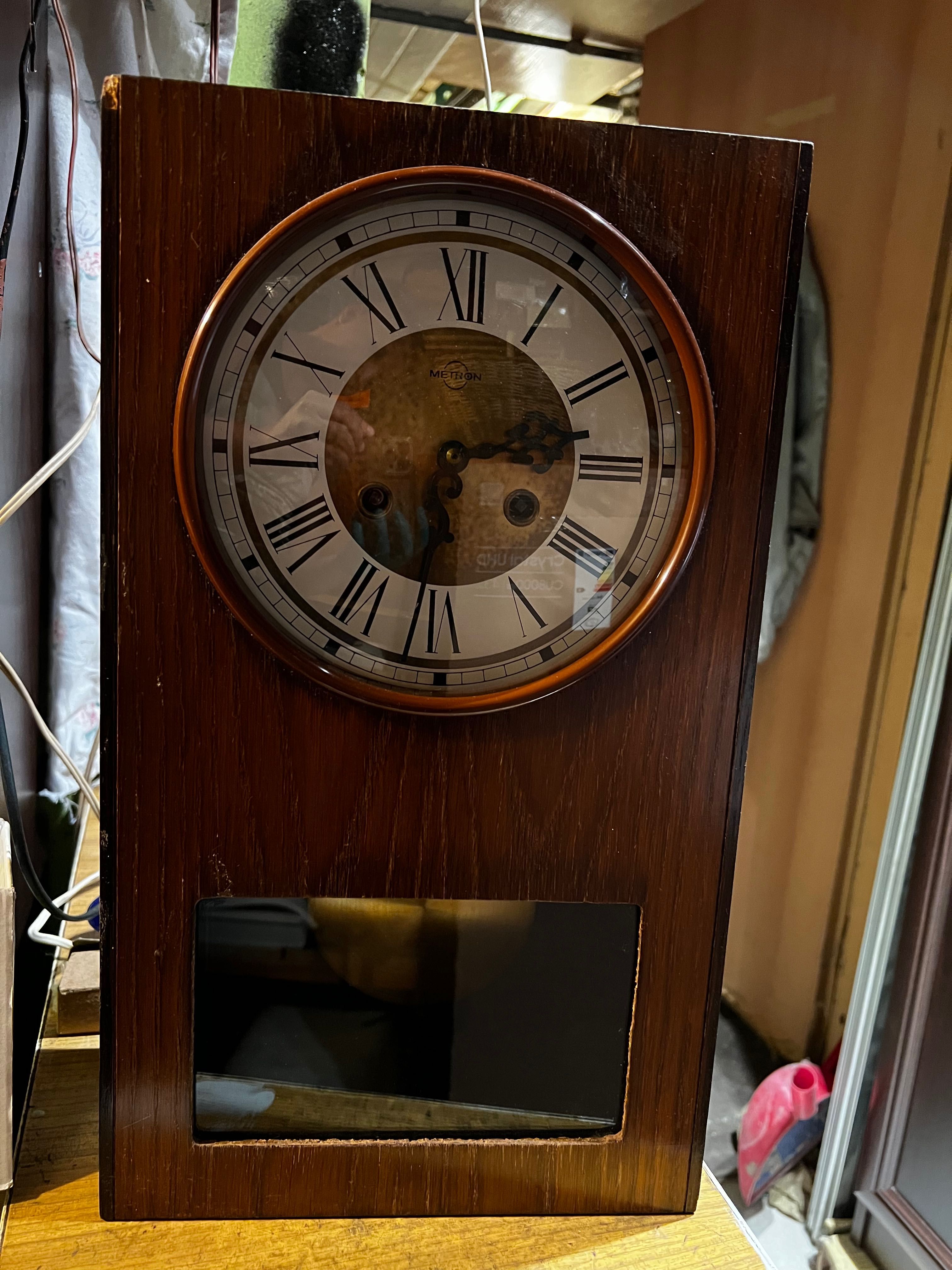 Zegar w skrzyni drewnianej