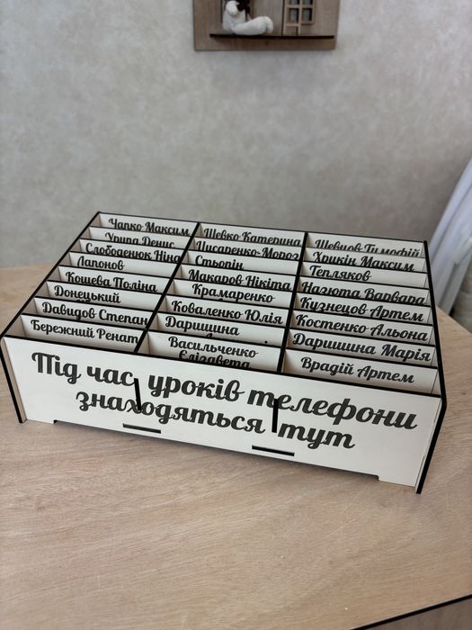 Підставка для телефонів у школу